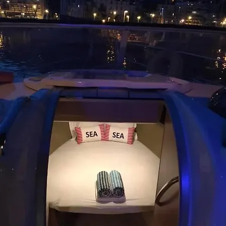 Yacht Experience Lemon Town Botel *