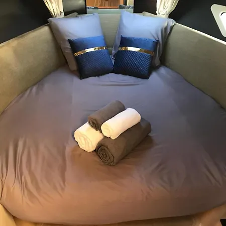 Yacht Experience Lemon Town Botel
