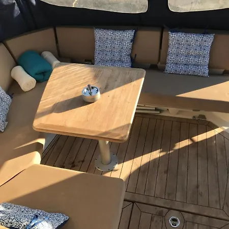 Yacht Experience Lemon Town Botel *